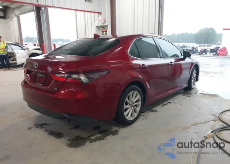 2022 Toyota Camry Le z USA, uszkodzony, nr VIN 4T1C11AK1NU675092